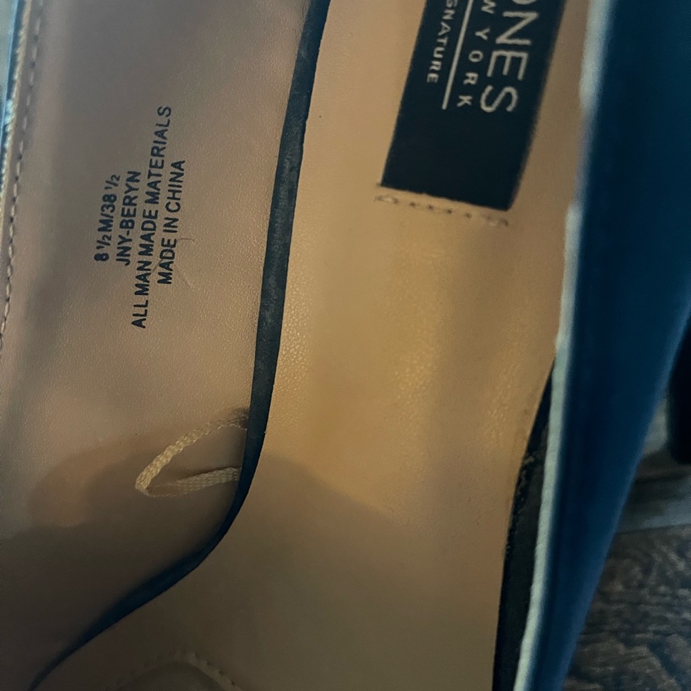 Navy pumps